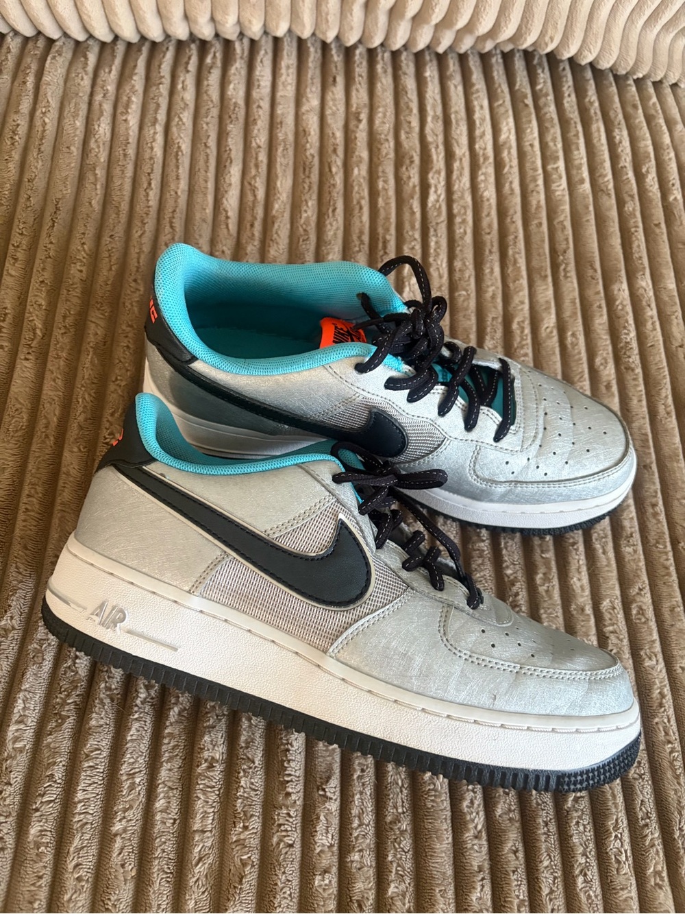 Nike Kids Low-Top Sneakers in Light Gray with Black Swoosh and Teal Lining